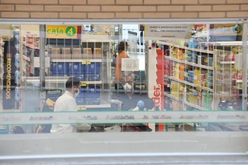 Un cajero de un supermercado protegido con mascarilla, en Madrid (Espa&ntilde;a), a 23 de marzo de 2020. - Marta Fern&aacute;ndez Jara - Europa Press - Archivo