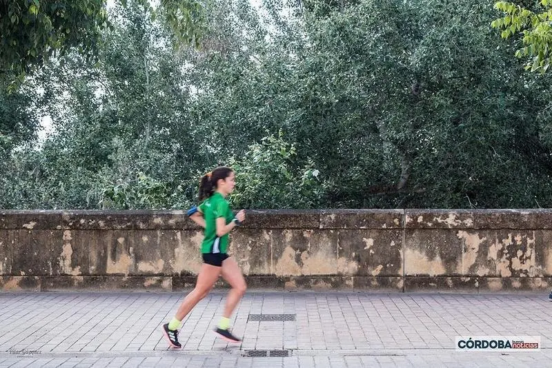 Mujer haciendo deporte por el Paseo de la Ribera / Pilar Gázquez.