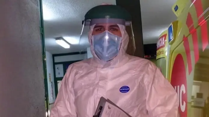 El joven Alejandro Cano en su uniforme sanitario - Facebook - Alejandro Cano Mendoza