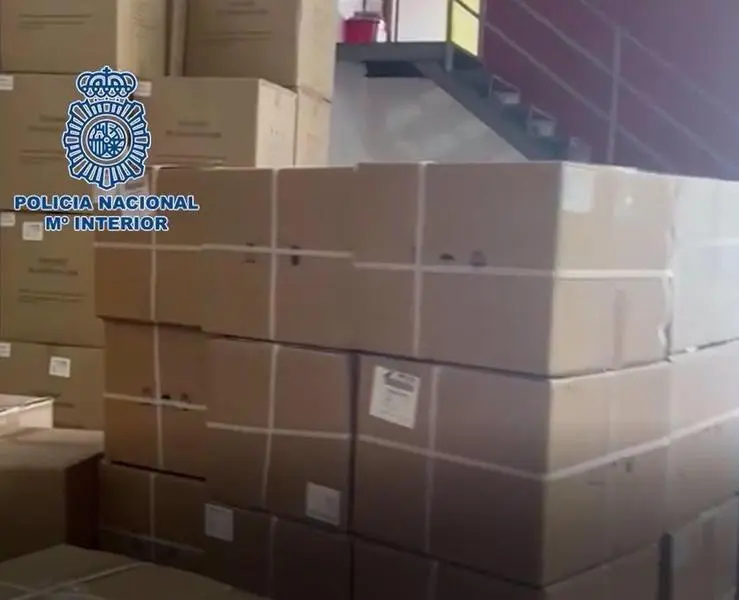 Archivo - Cajas de test de antigenos que no cumpl&iacute;an la normativa y que se vend&iacute;an en un pol&iacute;gono de M&aacute;laga capital - POLIC&Iacute;A NACIONAL - Archivo