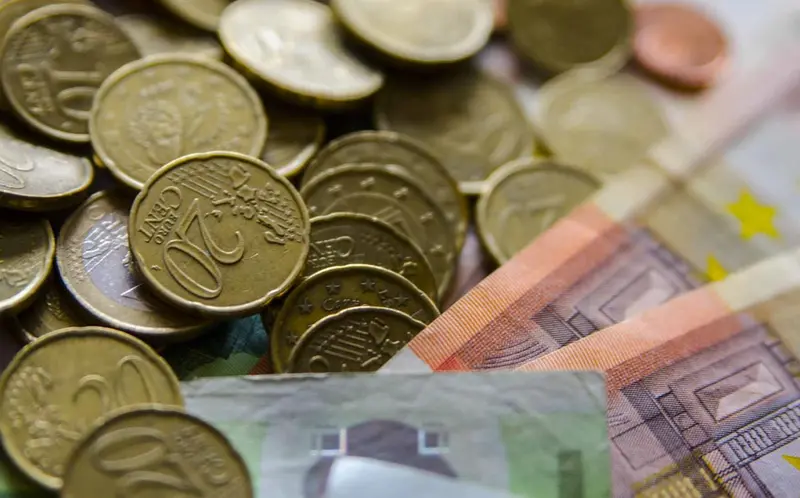 Archivo - Monedas y billetes de euro. - EUROPA PRESS - Archivo