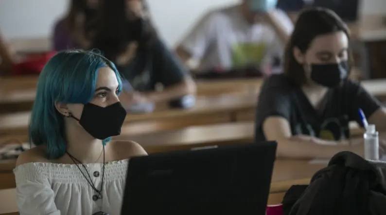 Alumnos en clase en la facultad de Comunicaci&oacute;n de la Universidad de Sevilla, durante el inicio de las clases de manera escalonada. - Mar&iacute;a Jos&eacute; L&oacute;pez, Europa Press.