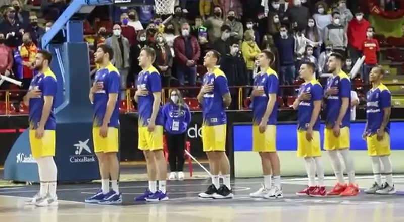 Los jugadores cantan el himno de su pa&iacute;s. - Selecci&oacute;n ucraniana de baloncesto en C&oacute;rdoba.