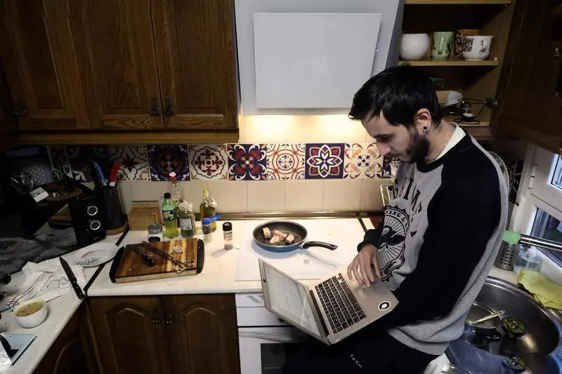 Archivo - Una persona teletrabaja en la cocina de su domicilio, en una imagen de archivo. - Eduardo Parra - Europa Press - Archivo