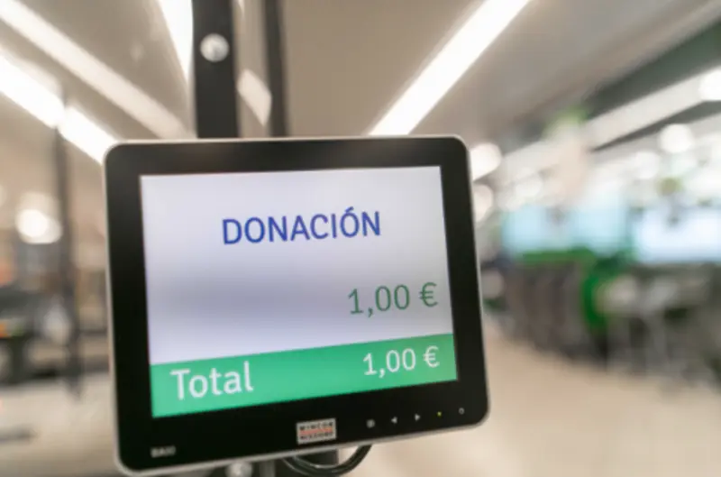 Detalle de la donaci&oacute;n en caja en la Gran Recogida de Alimentos en Mercadona.