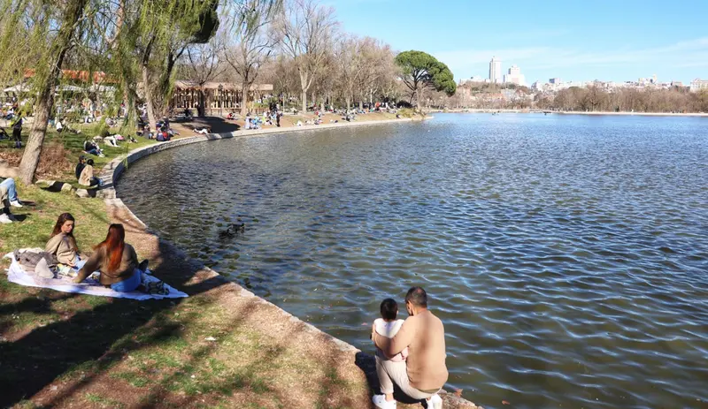 Varias personas disfrutan del buen tiempo en la Casa de Campo, a 19 de marzo de 2023, en Madrid (Espa&ntilde;a). A falta de un d&iacute;a para que comience la primavera, el lunes 20 de marzo, los madrile&ntilde;os han salido a disfrutar del buen tiempo en terrazas y parques. - Ricardo Rubio - Europa Press