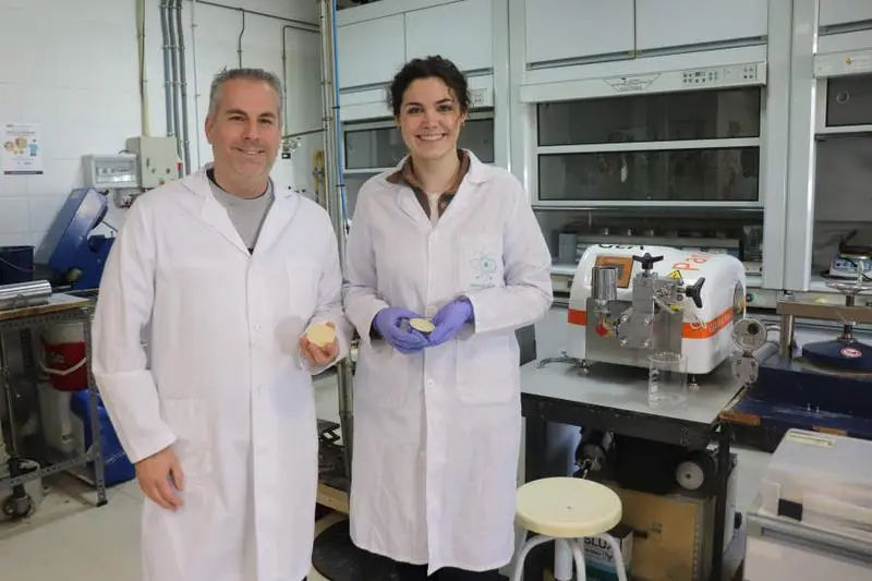 El investigador Luis Serrano y la investigadora Esther Rinc&oacute;n ense&ntilde;ando las almohadillas dise&ntilde;adas.