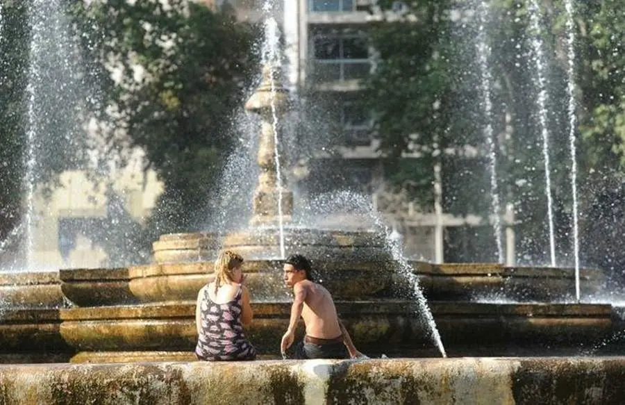 Pareja en una fente de C&oacute;rdoba ante el tiempo caluroso