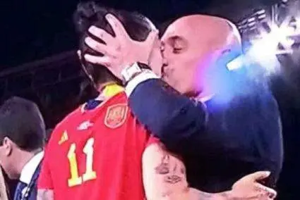 El beso de Rubiales a Jennifer Hermoso en la celebraci&oacute;n del Mundial
