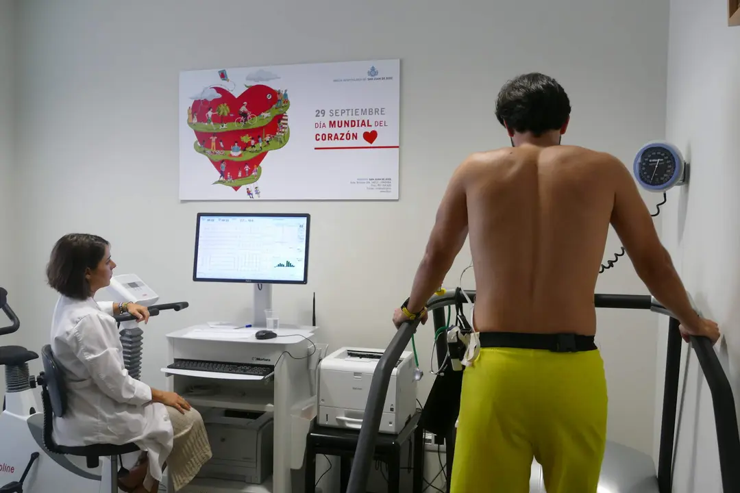 Un paciente se somete a la 'prueba de esfuerzo' durante una consulta de cardiolog&iacute;a