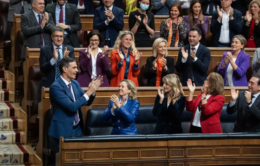 El reci&eacute;n nombrado presidente del Gobierno, Pedro S&aacute;nchez, aplaude tras finalizar la segunda sesi&oacute;n del debate de investidura como presidente de Gobierno, en el Congreso, a 16 de noviembre de 2023, en Madrid