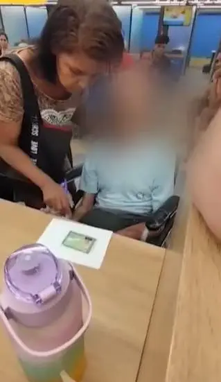 La presunta sobrina en el mostrador del banco con el cad&aacute;ver de Paulo
