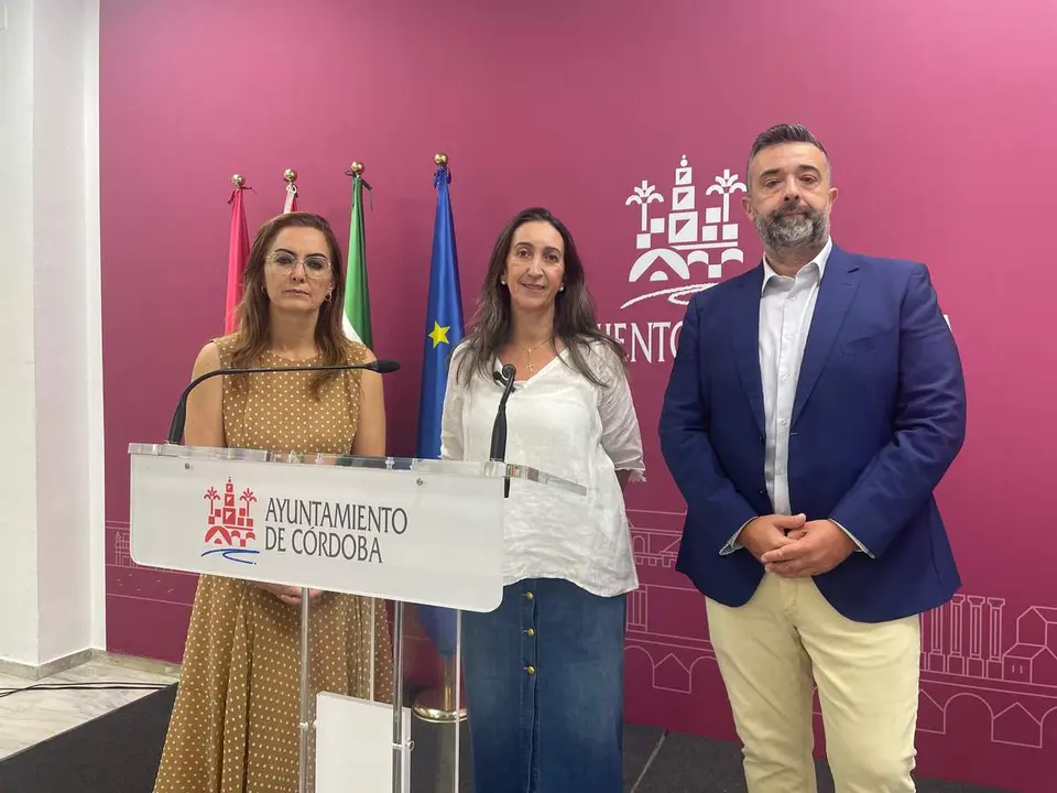 La portavoz de VOX en el Ayuntamiento de C&oacute;rdoba ha lamentado que &ldquo;tengamos que traer de nuevo mociones una y otra vez y el PP no haga nada. Ahora trae la moci&oacute;n de seguridad cuando llevamos meses y a&ntilde;os pidiendo m&aacute;s seguridad en C&oacute;rdoba&rdquo;.