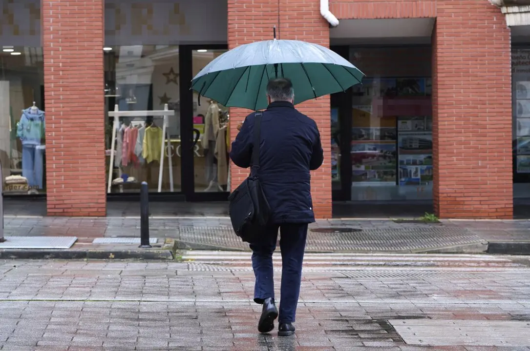 Hombre bajo la lluvia - C&eacute;sar Ortiz - Europa Press