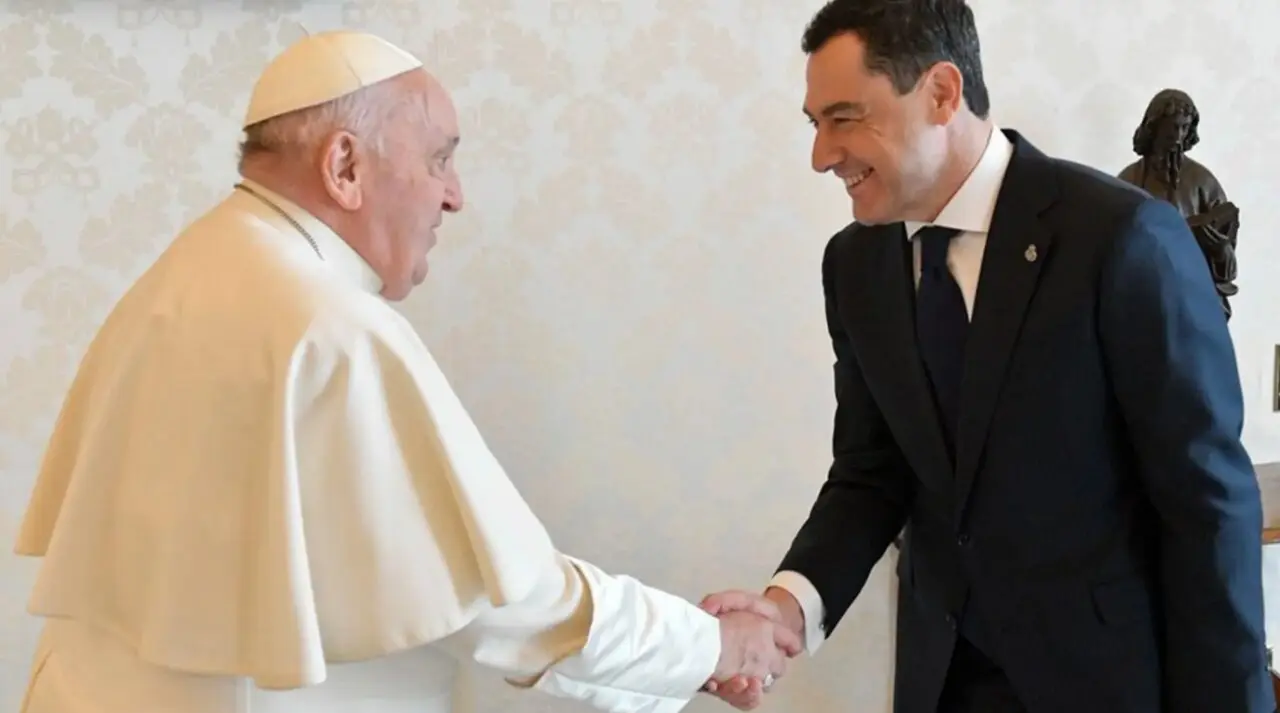 Papa Francisco y Juanma Moreno
