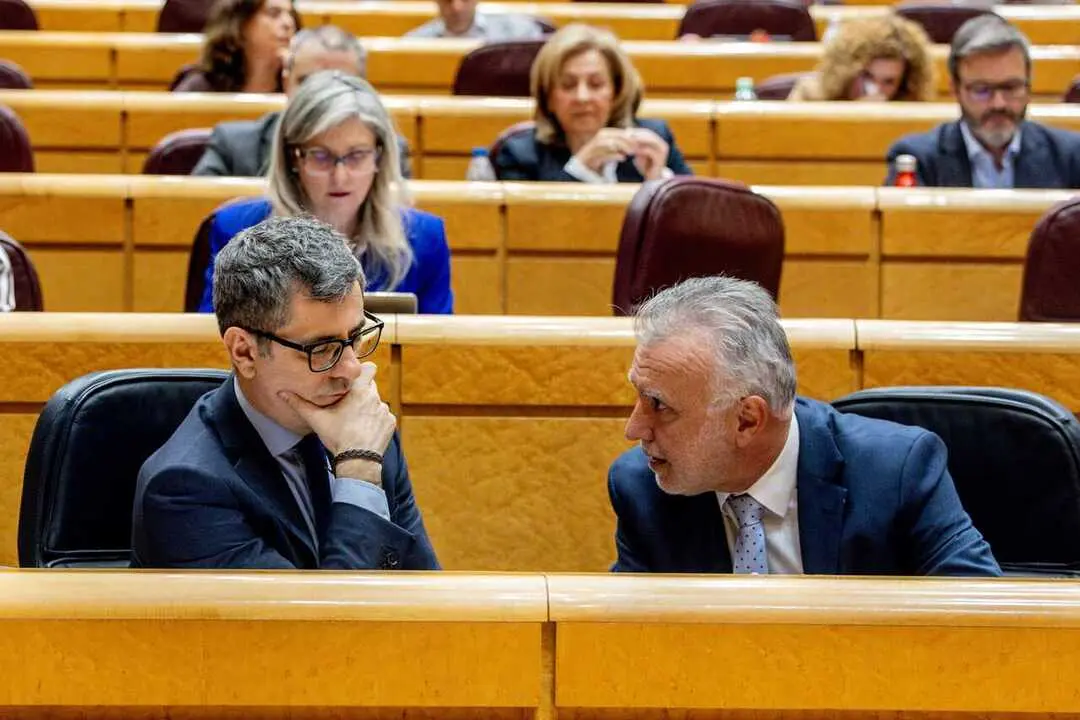  El ministro de la Presidencia, Justicia y Relaciones con las Cortes, F&eacute;lix Bola&ntilde;os (i) y el ministro de Pol&iacute;tica Territorial y Memoria Democr&aacute;tica, &Aacute;ngel V&iacute;ctor Torres (d), en el Senado, a 3 de marzo de 2026, en Madrid (Espa&ntilde;a).  