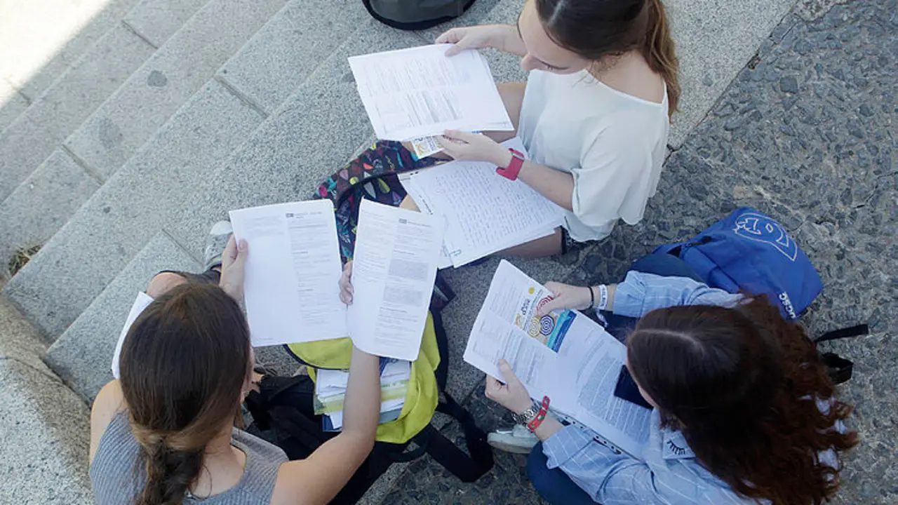 Unas estudiantes repasan sus apuntes en las dependencias de la Universidad Pablo de Olavide de Sevilla