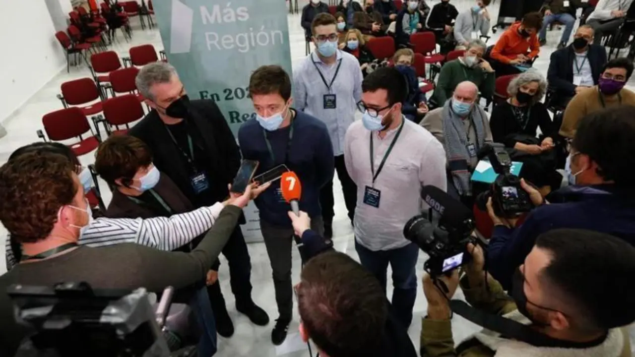 El diputado nacional de M&aacute;s Regi&oacute;n, I&ntilde;igo Errej&oacute;n, ha inaugurado I Escuela de militancia del partido en Murcia