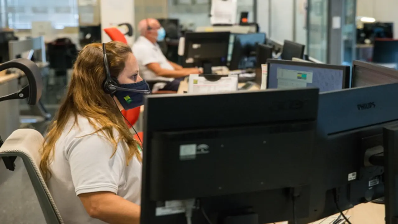 Gestores de la sala provincial de Emergencias 112 Andaluc&iacute;a en Granada.