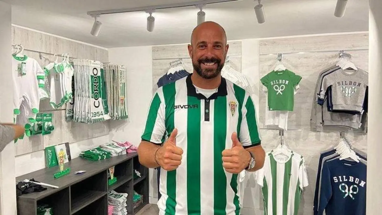 Pepe Reina con la camiseta del C&oacute;rdoba CF el pasado junio. Fuente C&Oacute;RDOBA CF.