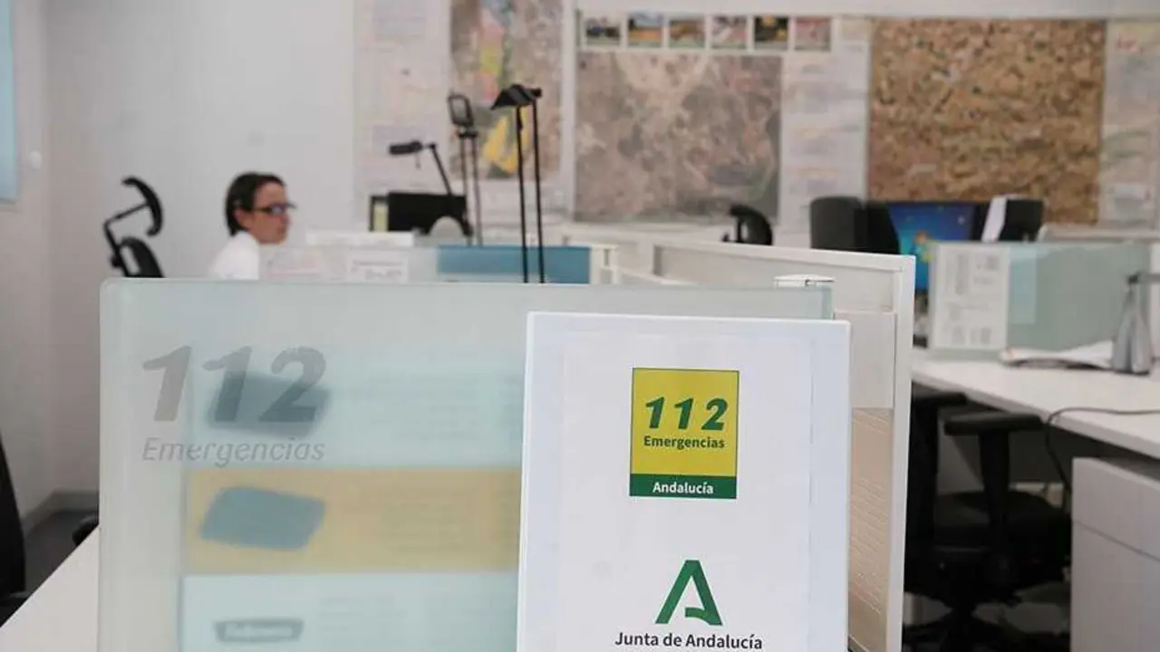 Archivo - Una de las salas de coordinaci&oacute;n de emergencias del 112.