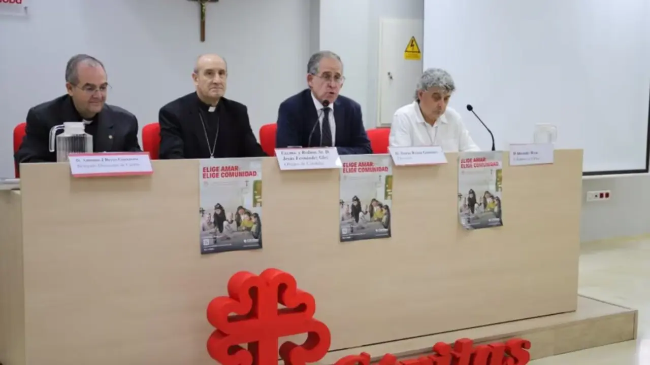 Desde Izda.) Reyes, Fern&aacute;ndez, Reina Y El Voluntario Alexander Rivas, En La Presentaci&oacute;n.
- C&Aacute;RITAS DIOCESANA DE C&Oacute;RDOBA